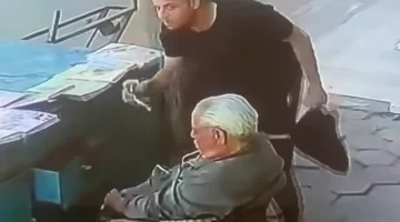 غضب واسع على مواقع التواصل الاجتماعي بعد تداول فيديو لرجل مسن
